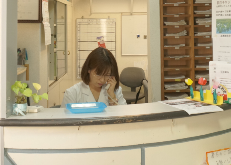 電話を受けている写真